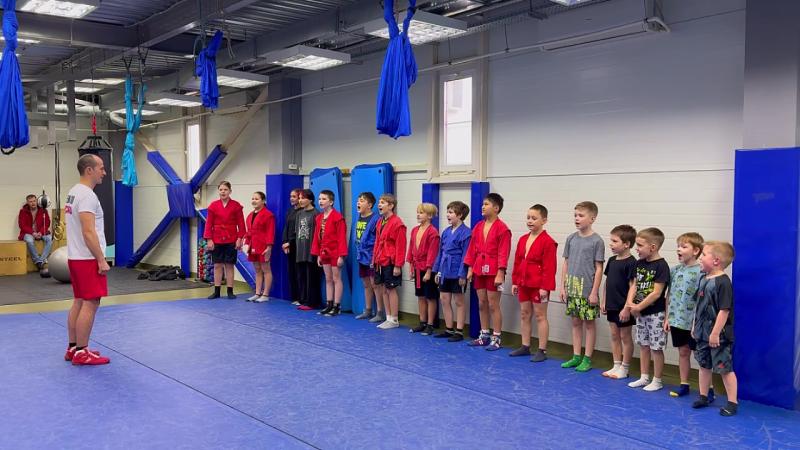 Сотрудник Росгвардии успешно совмещает служебную деятельность с тренировками юных самбистов