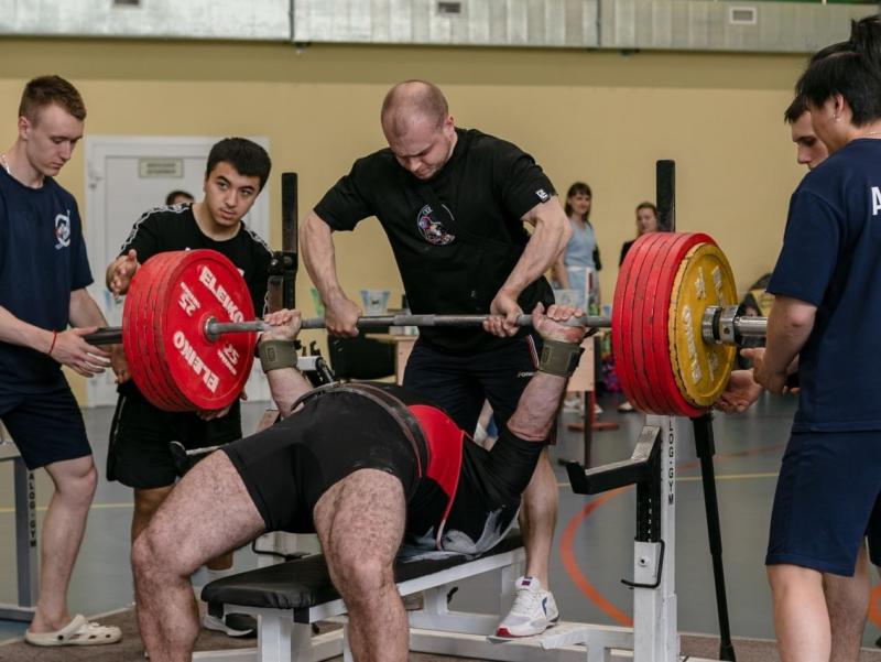 Иркутский росгвардеец стал победителем чемпионата города по пауэрлифтингу