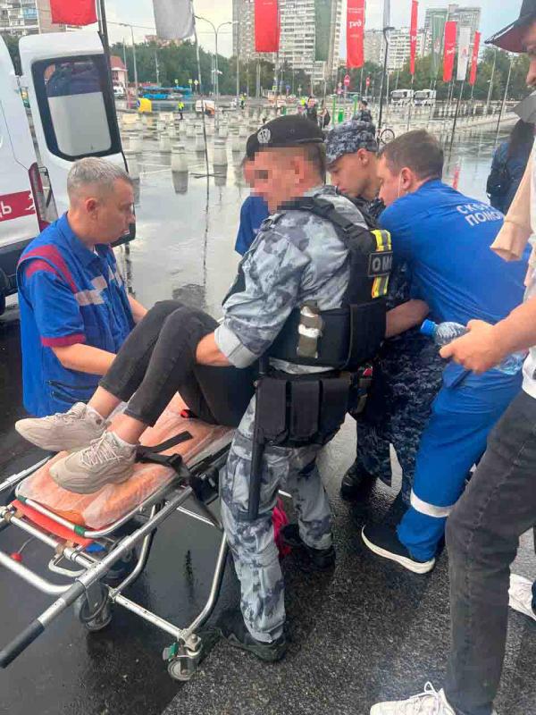 Сотрудники Росгвардии пришли на помощь женщине, внезапно потерявшей сознание на улице
