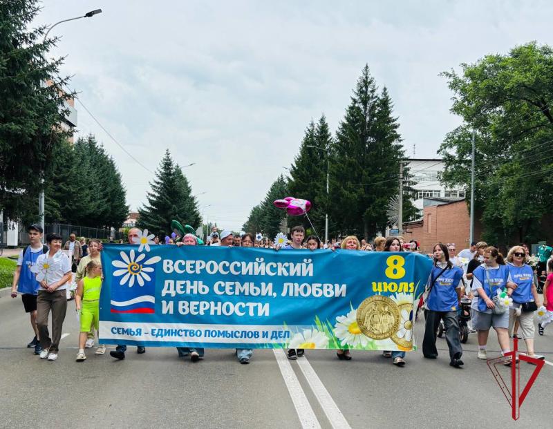 Сотрудники Росгвардии активно поддержали День семьи, любви и верности в Биробиджане