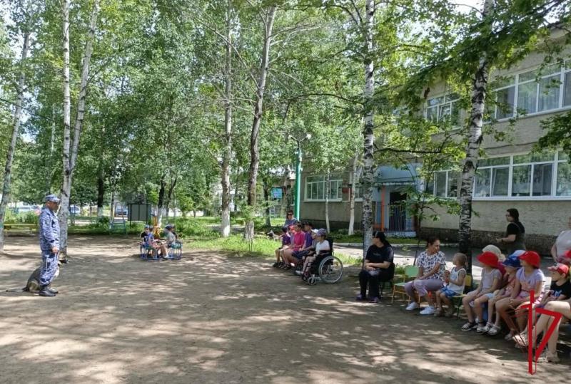 Сотрудники Росгвардии Еврейской автономии присоединились к акции «Каникулы с Росгвардией»