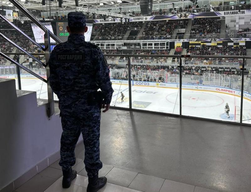 Росгвардейцы обеспечили безопасность граждан на матчах чемпионата России по хоккею во Владивостоке